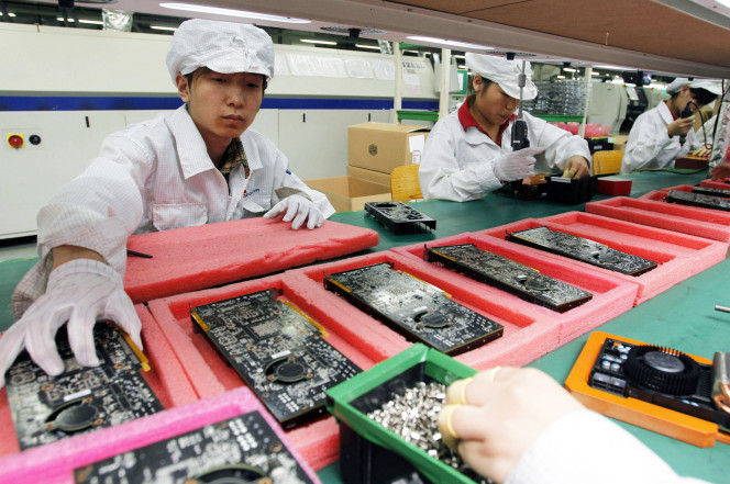 Theo báo cáo, nhiều học sinh ở độ tuổi thiếu niên bị đưa tới các nhà máy sản xuất iPhone X để làm việc