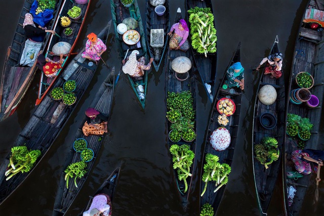 Bức ảnh Floating Market ghi lại cảnh chợ nổi tại đảo Borneo, Indonesia.