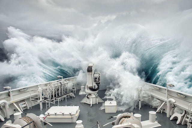 Bức ảnh The Wave chụp bởi nhiếp ảnh gia Lorraine Turci ghi lại khoảnh khắc con tàu bị ngọn sóng cao 12 mét đánh mạnh vào phần mũi tại biển Antarctica.