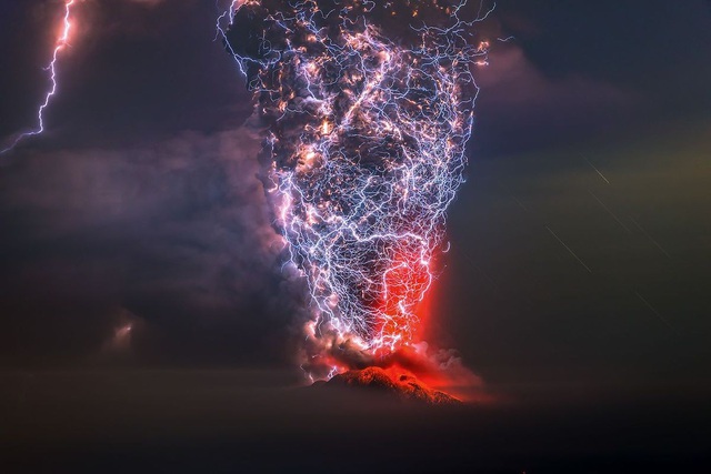 Bức ảnh El Calbuco thực hiện bởi nhiếp ảnh gia Francisco Negroni - ghi lại một vụ nổ điện từ xảy ra ngay phía trên núi lửa Calbuco thuộc khu vực Los Ríos Region, Chile, tạo nên một cảnh quan hùng vĩ.