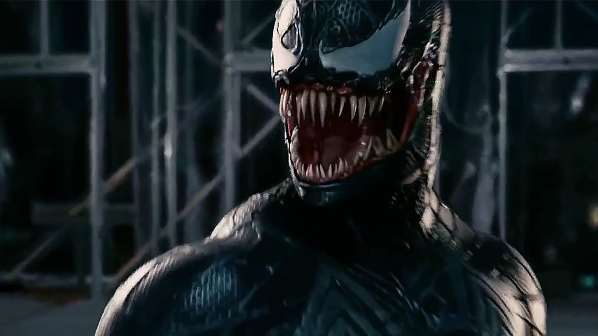 Review - 'Venom' - phim 16+ hài hước về quái vật cộng sinh